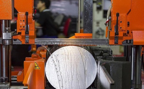 吉水立式金属带锯床切削出现跑带故障解决方法！